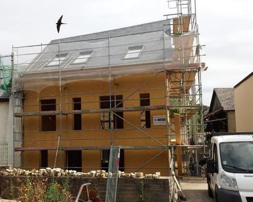 Maison en bois avec panneau fibre de bois pour recevoir l'enduit