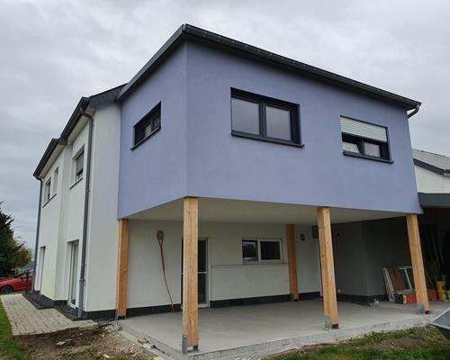 Anbau aus Holzständerbau mit Putzfassade