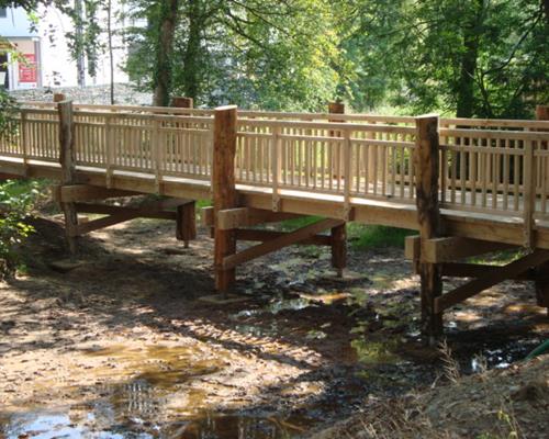 Pont et garde-corps en bois de chêne, Colpach