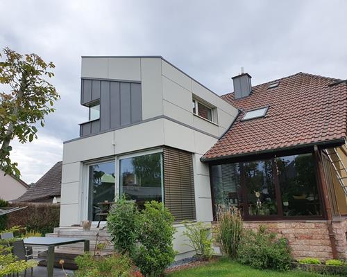 Annexe en bois avec revêtement en panneau de facade